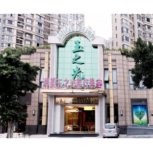 成都自体脂肪丰胸哪家医院好，从价格和医生角度分析